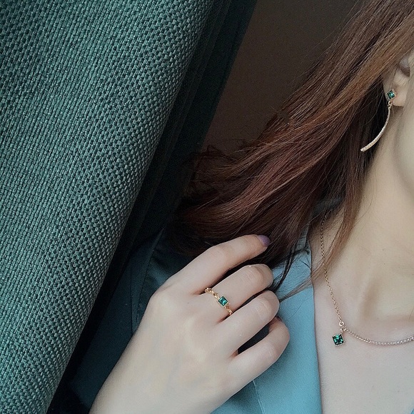 Lucy Williams Square Green Pearl Bar Gold Necklace - Picture 4 of 6